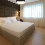 Designed Apartment With Swimming Pool Near The Beach