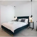 Stylish - Centre Apartment Theatre View