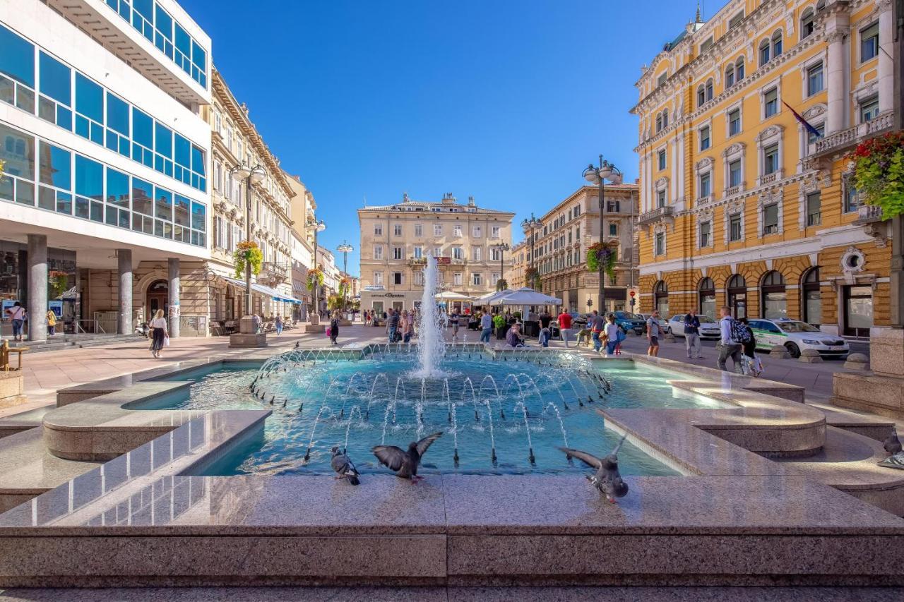 Adria Square *