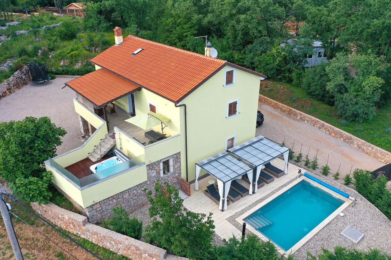 House Tos-vila With Heated Pool Willa