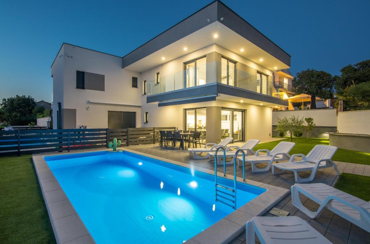 Andrea With Heated Pool Villa *